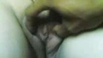 Uma adolescente de o melhor porno hd ébano com mamilos pequenos está gritando enquanto está fazendo anal