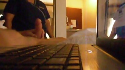 Uma loira empurra profundamente um vibrador em sua buceta molhada na os melhores videos pornos gratis cama