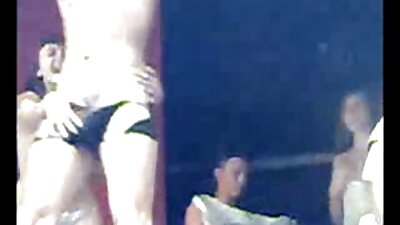 Garota suja chupando os dedos do pé e comendo a bunda dele melhor do porno brasileiro na cena do teste