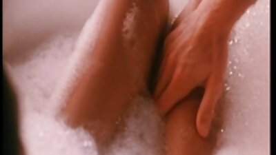 Uma vadia gostosa com peitos enormes os melhores vídeos de pornô está dando uma trepada no sofá