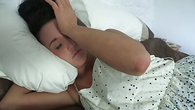 Uma ruiva está metendo dois paus porno brasileiro melhor na sua bucetinha molhada no sofá